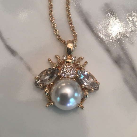 🐝SOLD🐝Banana Republic Bee Necklace🐝 - Picture 4 of 5